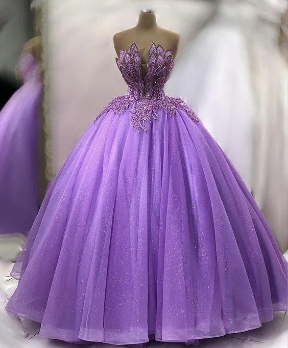Elegant lila balklänning: Lång, sexig och perfekt för alla galor