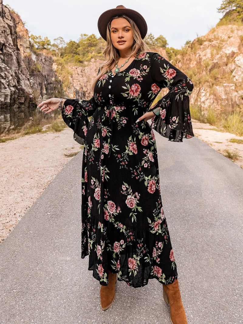 Elegant blommig klänning i plusstorlek med utsvängda ärmar – lätt stretchigt, ogenomskinligt viskostyg