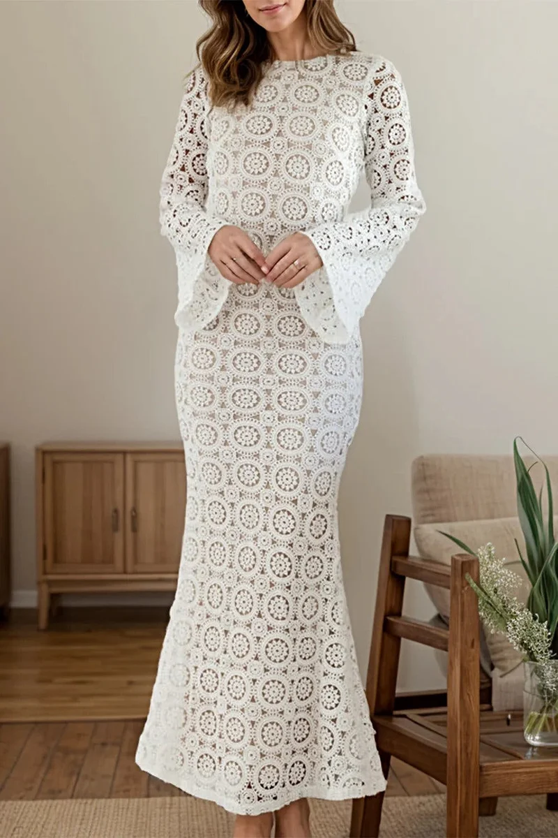 Elegant klänning med spetsdetaljer, rund halsringning, rygglös design och utsvängda ärmar
