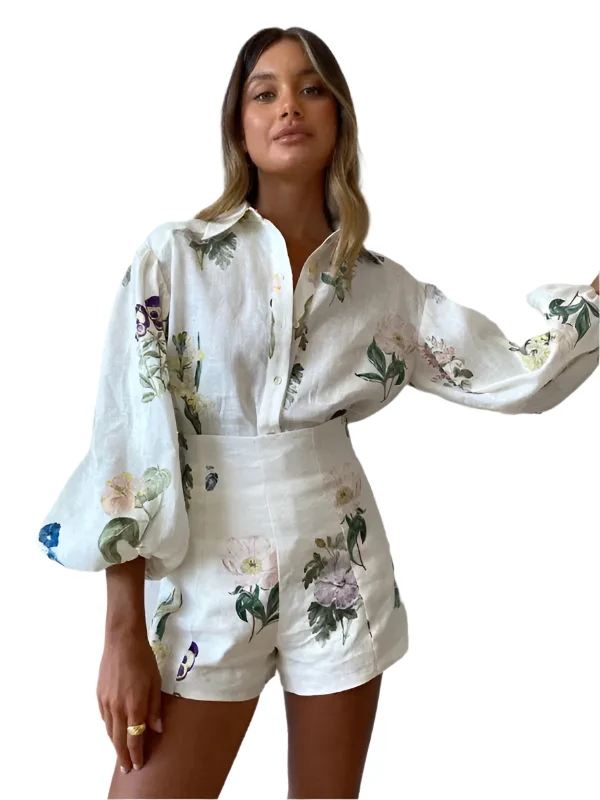Damset med Blommönstrad Blus och Högmidjade Shorts