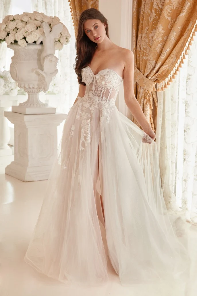 Axelbandslös blommig tyll A-line slits brudklänning av Andrea & Leo Couture A1089W Penelope