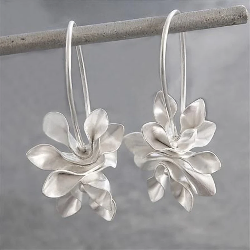 Vintageörhängen i oregelbunden blomdesign, i silver