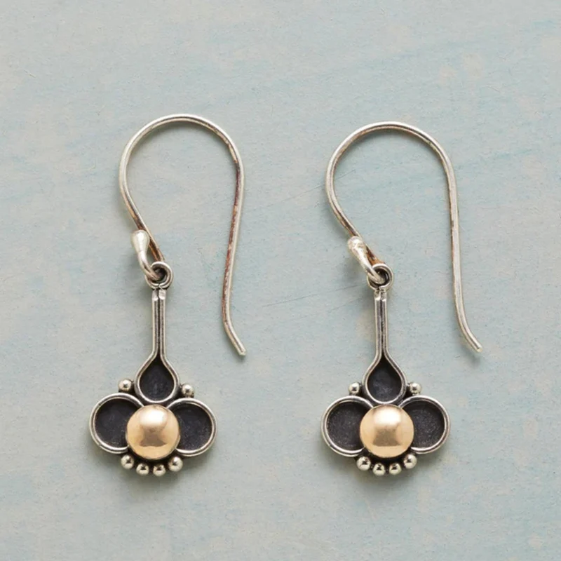 Guldfärgade Boho Clover-örhängen med pärlor