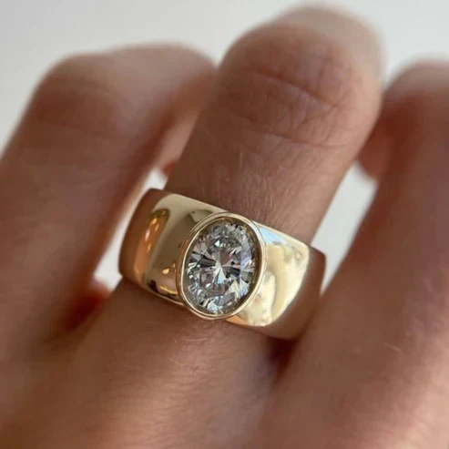 Vintage guldpläterad ring med inbäddade zirkoner