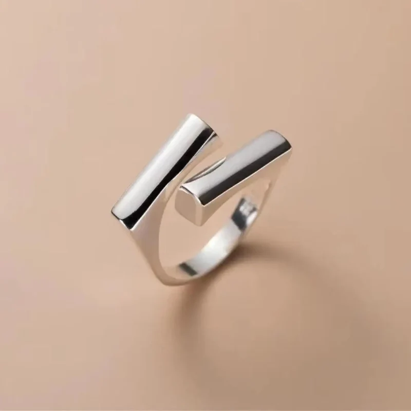 Enkel Geometrisk Ring med Mjuka Flätor