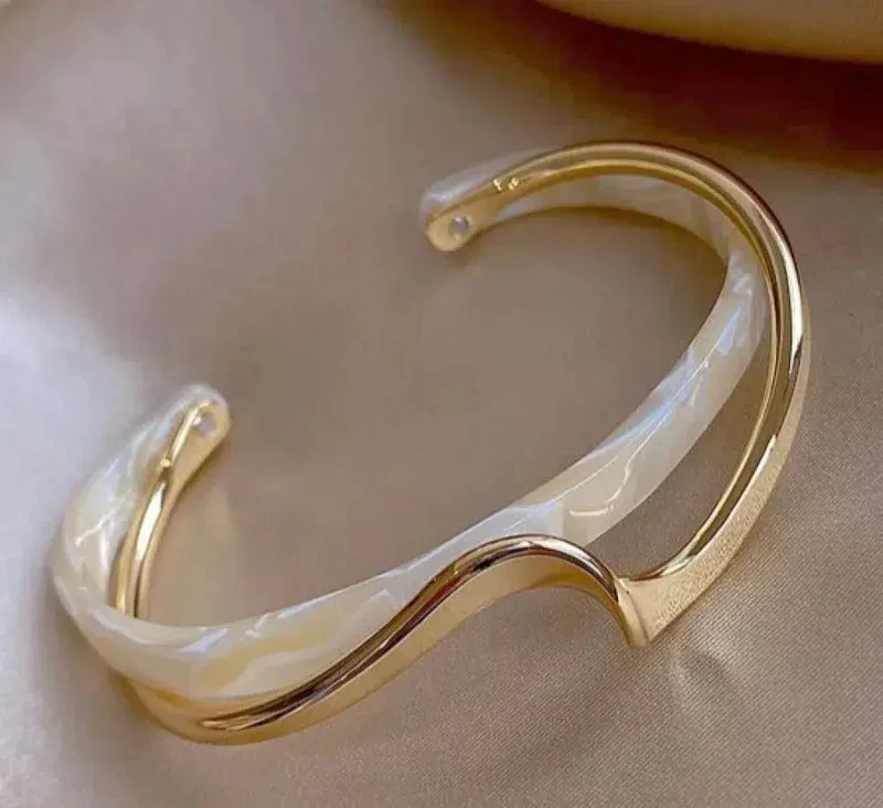 Elegant guldpläterat armband med vit opal