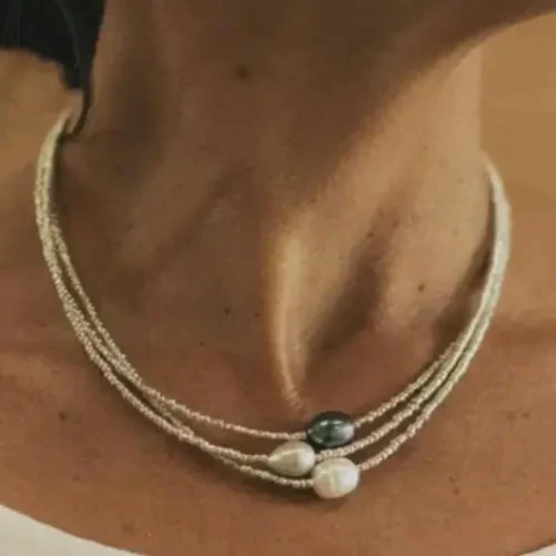 Halsband av naturliga pärlor