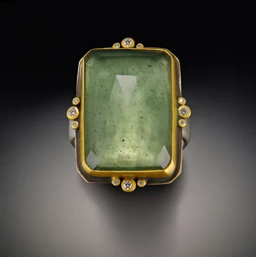Fyrkantig ring i retrofransk kristall
