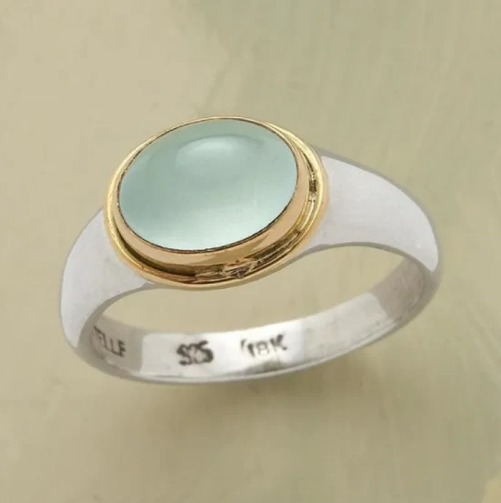 Silverfärgad ring med grön kristall