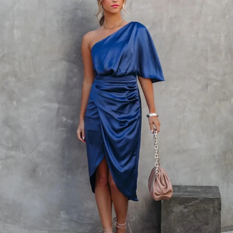 Elegant Miniklänning i Satin med Omlottdesign | Chic Stil för Speciella Tillfällen