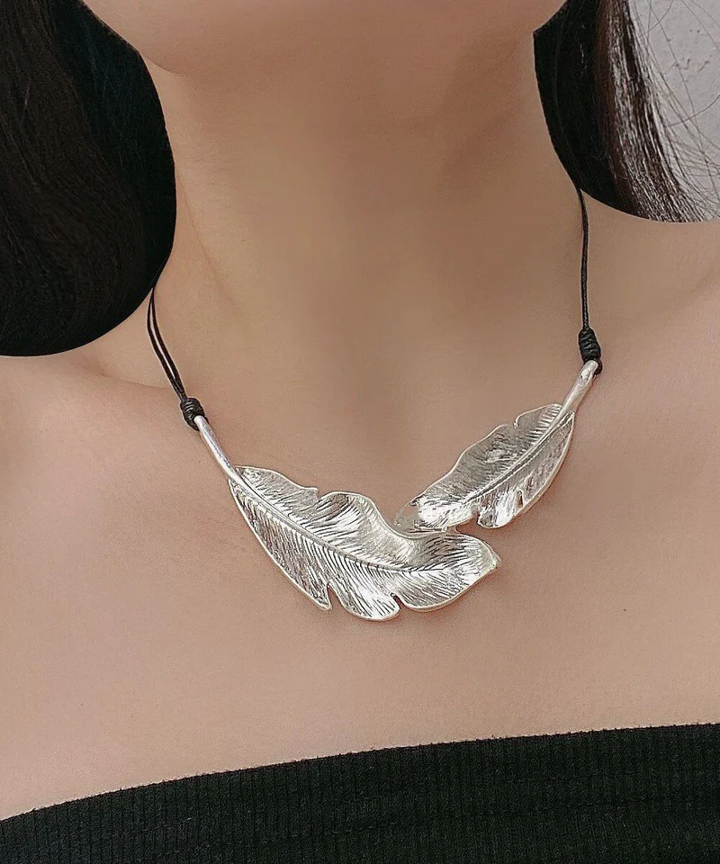 Halsband med Metallfjäder och Läderrep