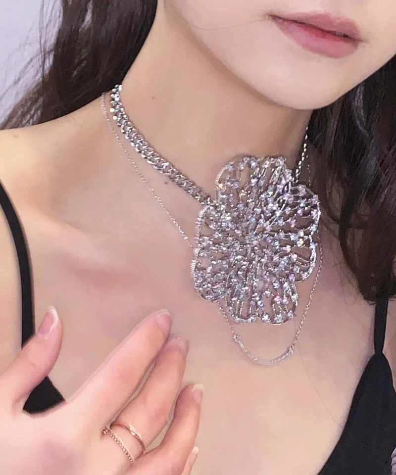 Damhalsband med blommigt hänge i boho-stil