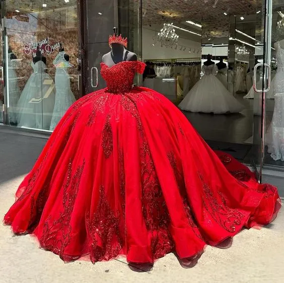 Lyxig röd balklänning för quinceanera med pärlor och paljetter