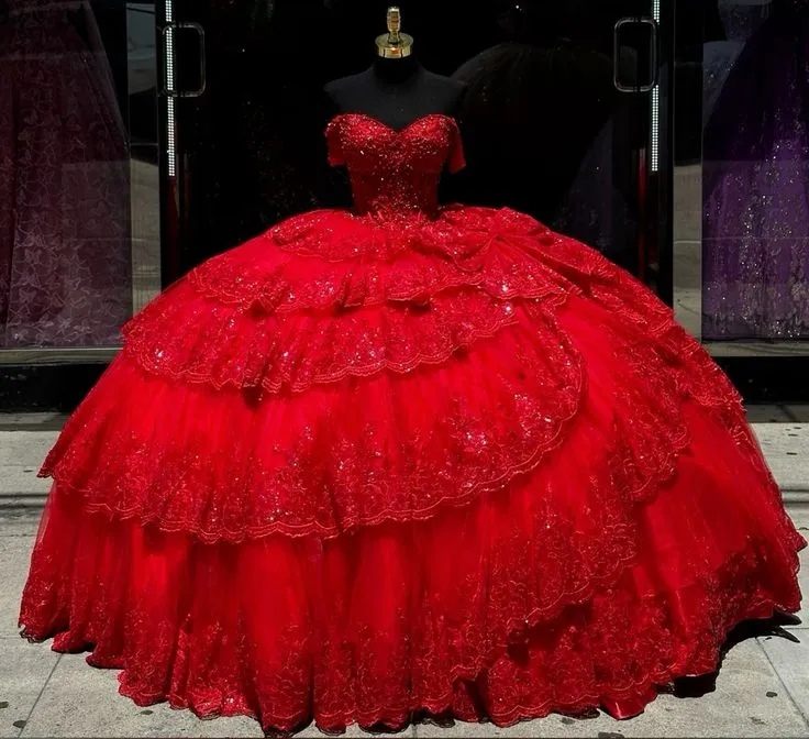 Lyxig röd Quinceanera-balklänning med kristallspetsapplikationer