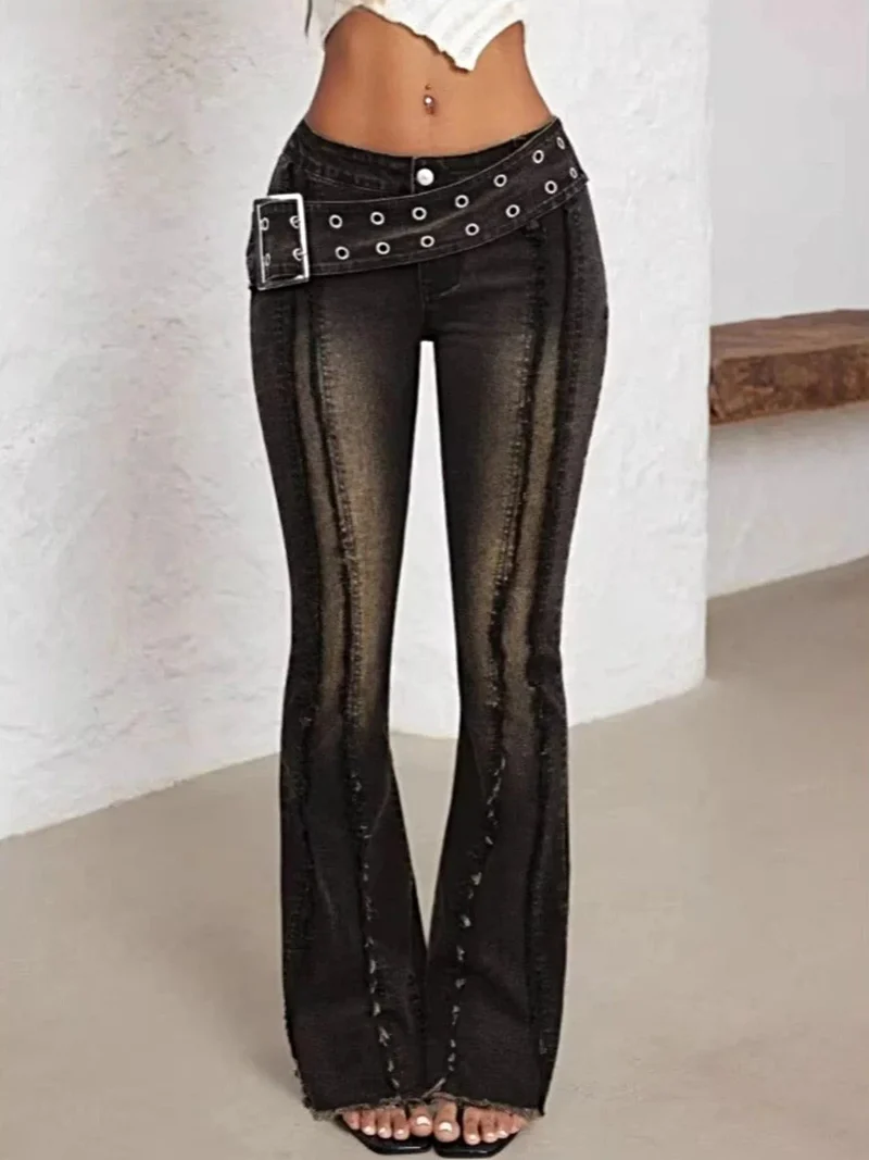 Snygga utsvängda jeans med skärp, hög midja och slitna detaljer för snygga outfits