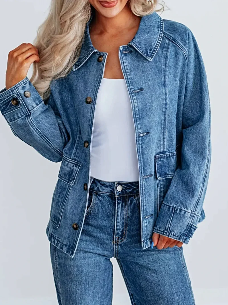 Snygg jeansjacka med knappar, överdimensionerad passform och fickdesign för en avslappnad stil