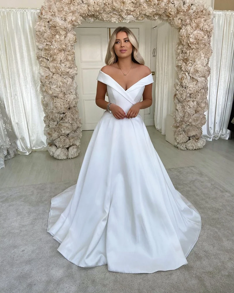 Elegant Off-Shoulder Hjärtformad A-linjeformad Bröllopsklänning med Satinkapellsläp