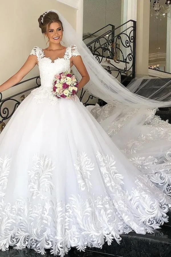 Elegant prinsessbrudklänning med kortärmar, tyll och fina spetsapplikationer