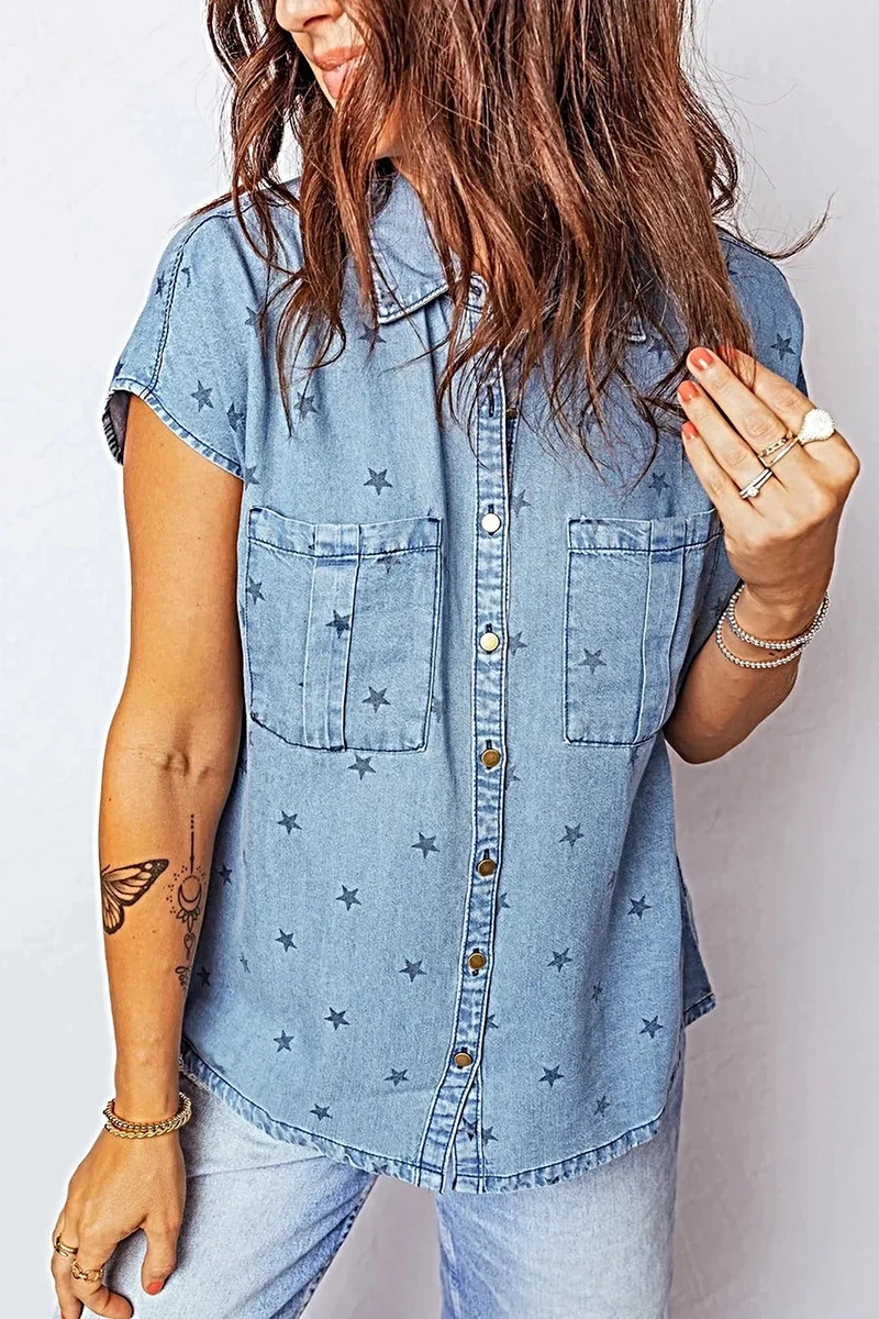 Premium denimskjorta med dubbla bröstfickor och kortärmad design för en elegant och stilfull stil