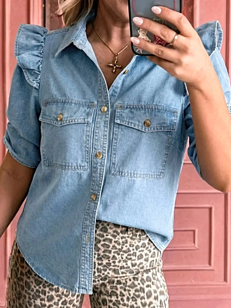 Lyxig volangskjorta i denim med knappar framtill och fickdetalj - Chic Style Essentials