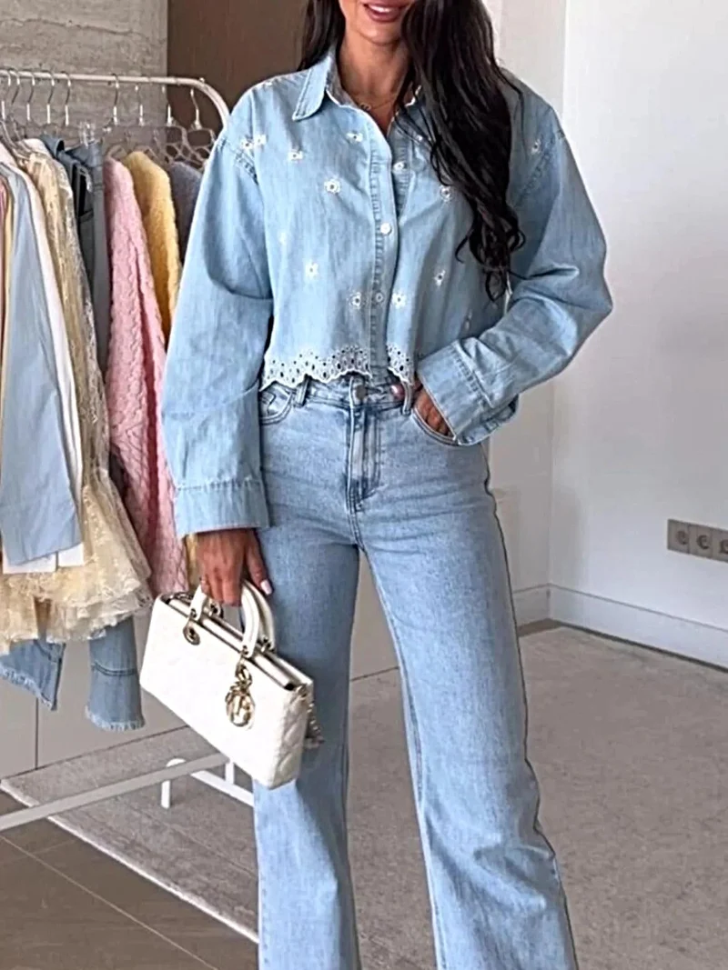 Lyxig broderad denimskjorta med utskuren design - Beskuren modell, perfekt för eleganta outfits