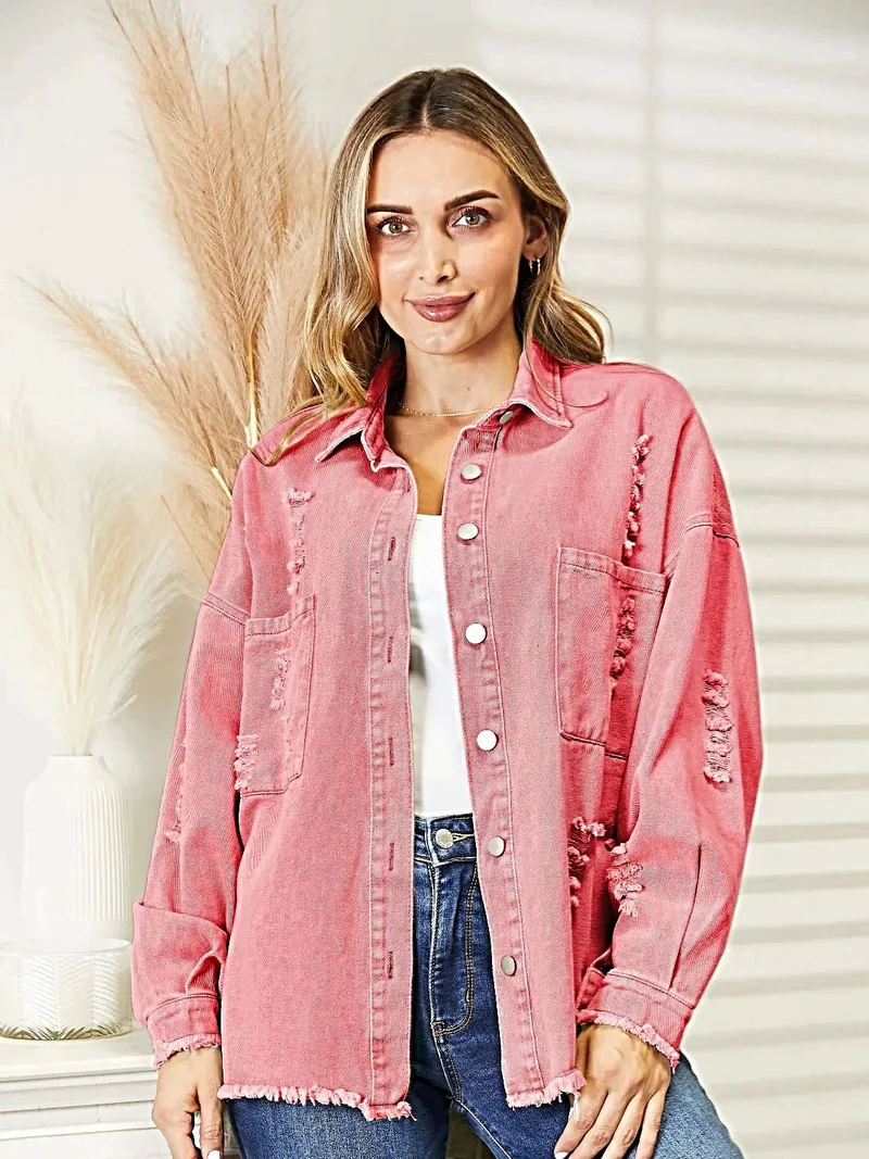 Sliten jeansjacka med rå fåll, knappad design och avslappnad passform