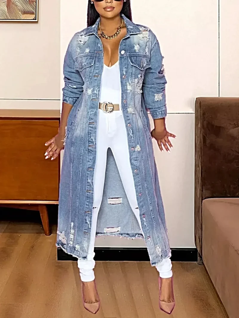 Snygg långärmad jeansjacka med slitna detaljer och krage