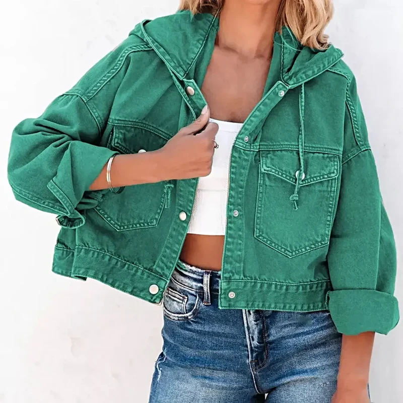 Denimjacka med huva, nedsänkta axlar, knappfickor och dragskodesign
