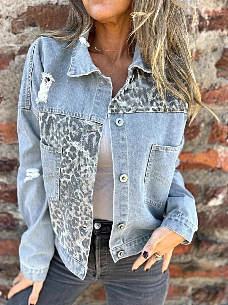 Leopardmönstrad jacka för kvinnor - Plus size denimjacka med knäppning, fickor och slitna detaljer