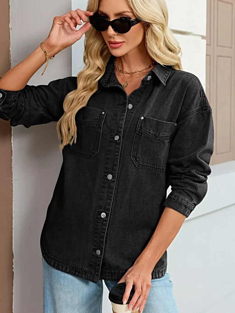 Lyxig jeansjacka med nedsänkta axlar, knäppning och fickdesign