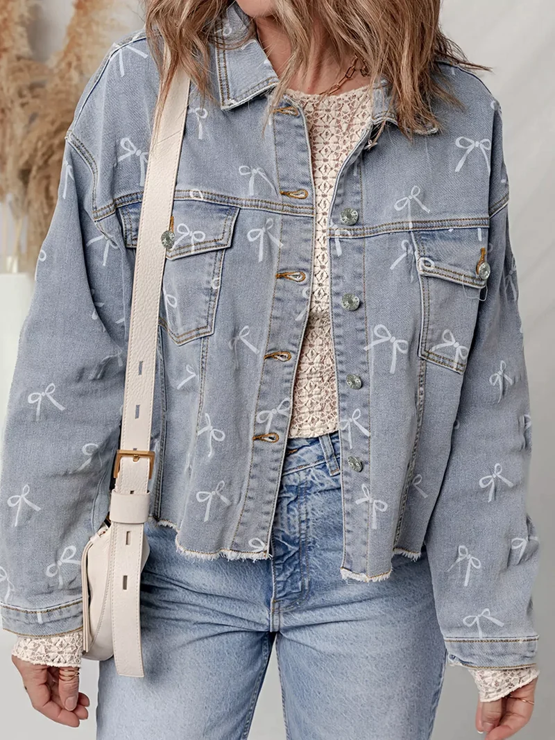 Ljustvättad denimjacka med rosett, knutmönster och rå fåll och knappade fickor