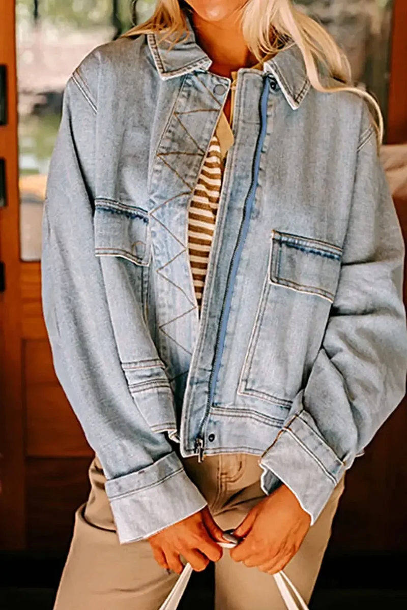 Snygg jeansjacka i 75 % bomull med nedsänkta axelband och knappfickor - Trendigt mode