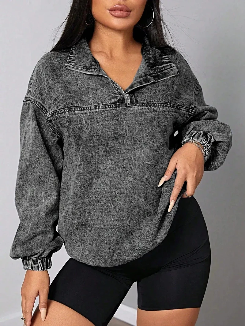 Elegant denimtopp med kvarts dragkedja och resår i nederkant, 85 % bomull, perfekt för en avslappnad och elegant stil