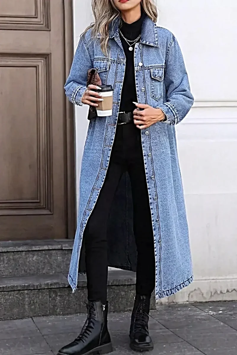 Lyxig lång denimjacka med knappdetaljer och praktiska fickor