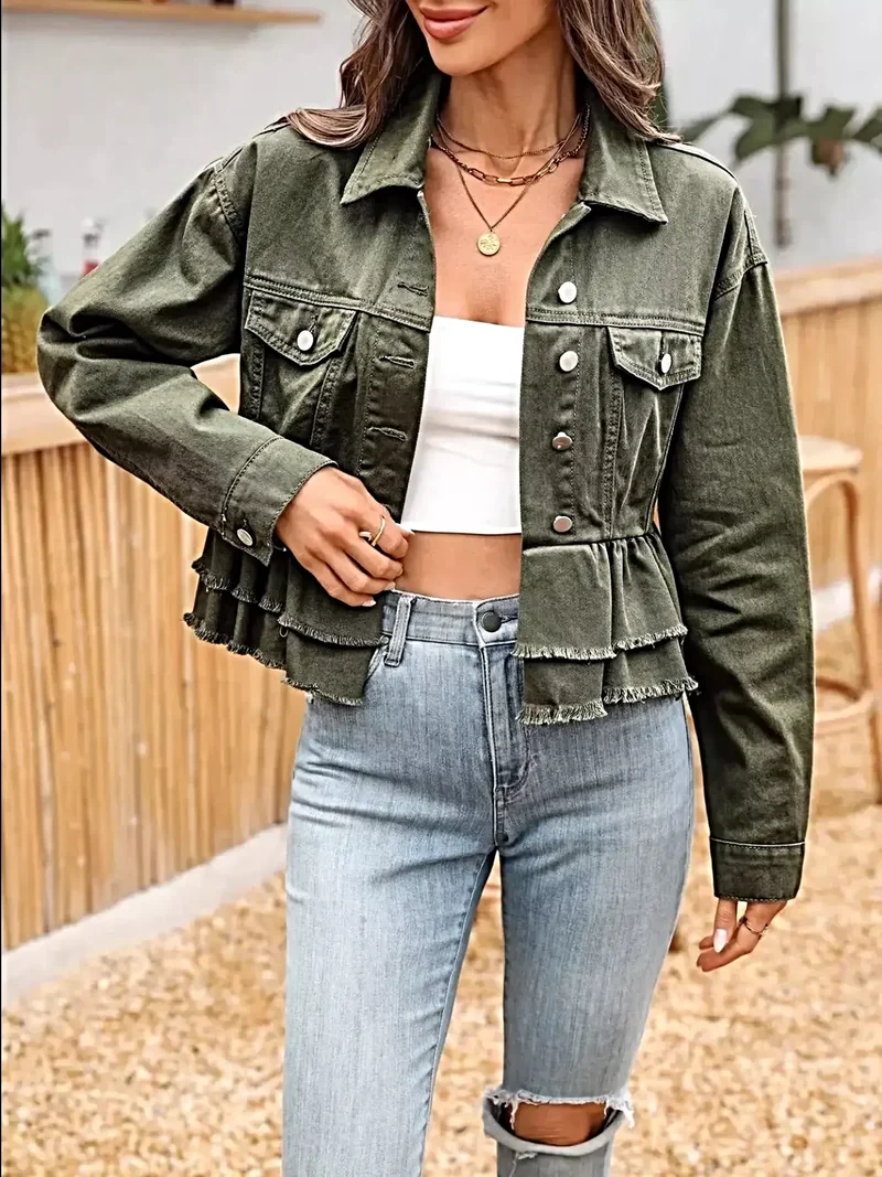 Lyxig jeansjacka med volangkant, knappstängning och snygg design med råa kanter