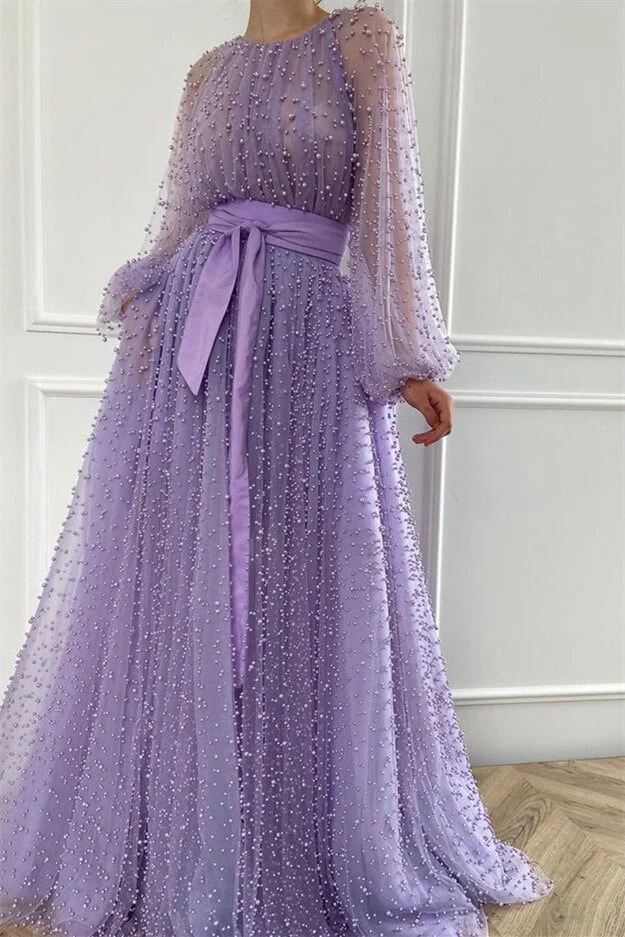Elegant lila pärlfärgad sjöjungfruaftonklänning med pärlsmycken och bälte