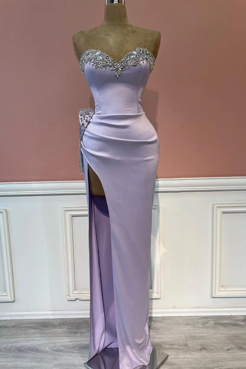 Elegant violett hjärtformad balklänning med pärlstav och hög slits i sidan