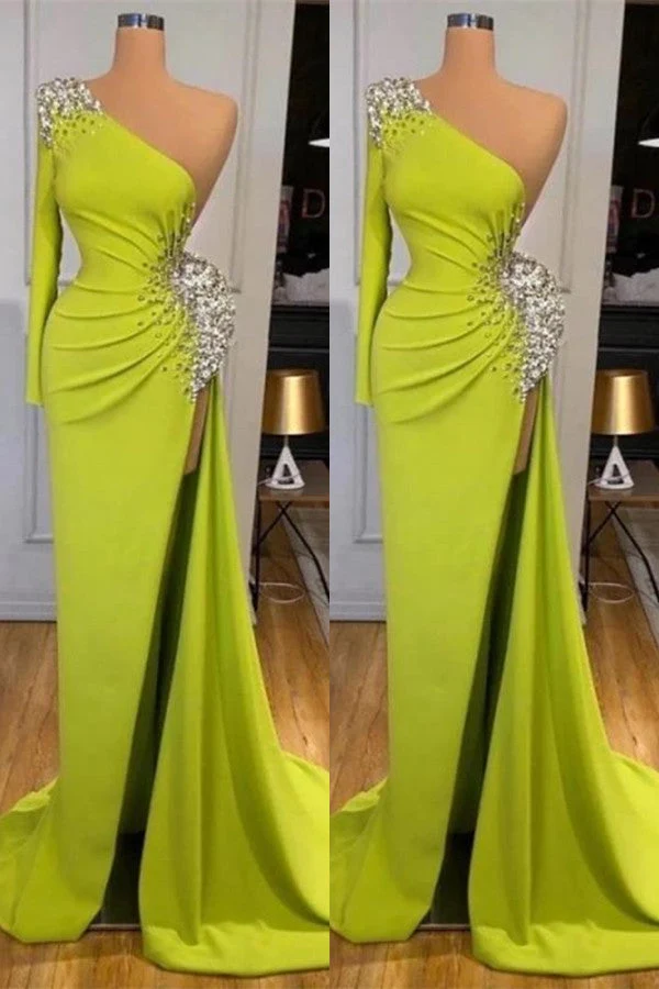 Elegant gulgrön sjöjungfrubalklänning med långa ärmar och pärlbroderad slits