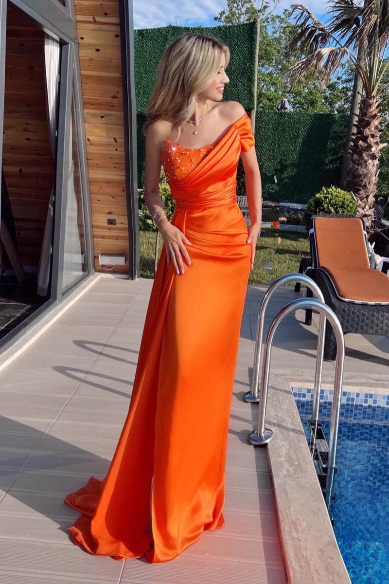 Elegant orange sjöjungfrubalklänning med en axel, pärlbroderade volanger och slits