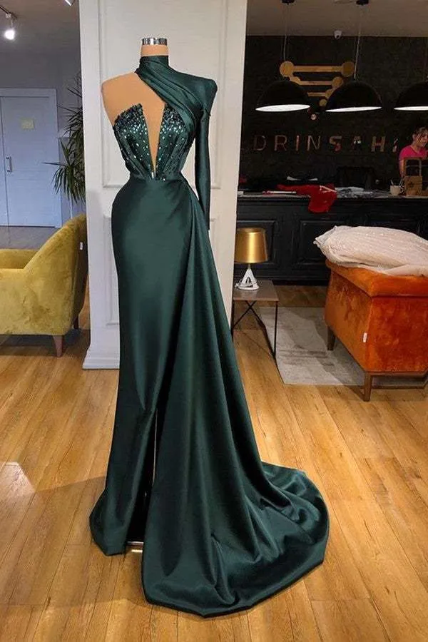 Elegant mörkgrön balklänning med en axel och paljetter med unik slits i ryggen