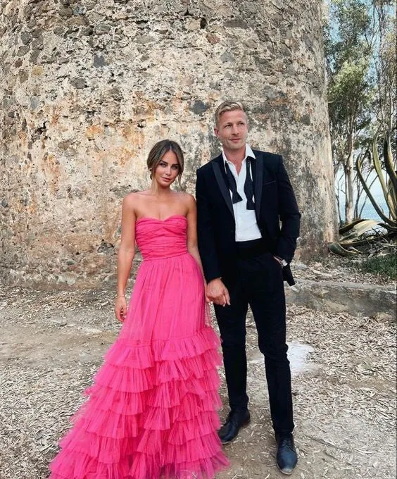 Unik lång balklänning med eleganta detaljer och stil