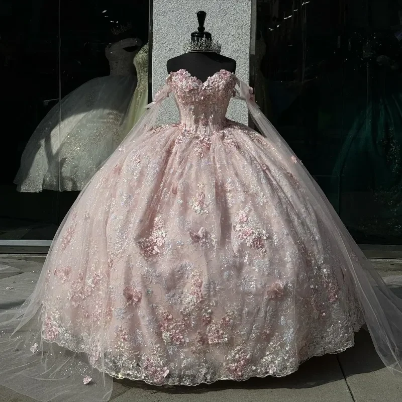 Ljusrosa Quinceanera-klänning med bar axel och spetsapplikationer