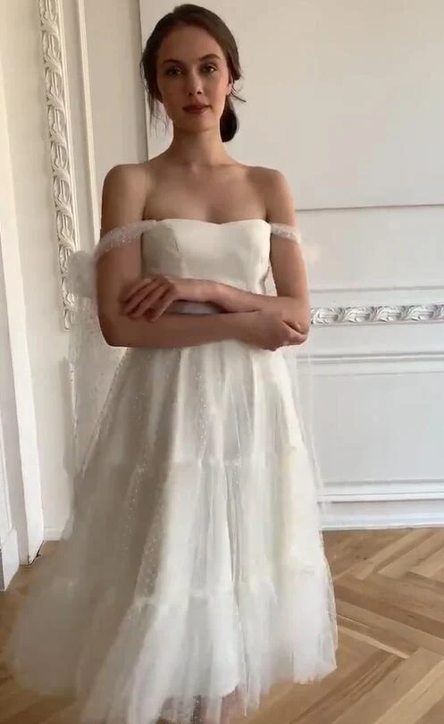Vit Polka Dot Flowy Kort Bröllopsklänning