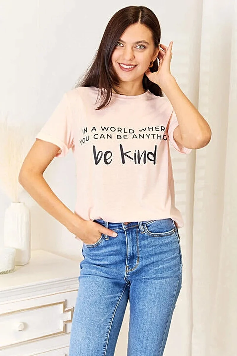 Trendiga t-shirts med grafisk design: Simply Love-t-shirt med manschett och slogan finns i plusstorlekar