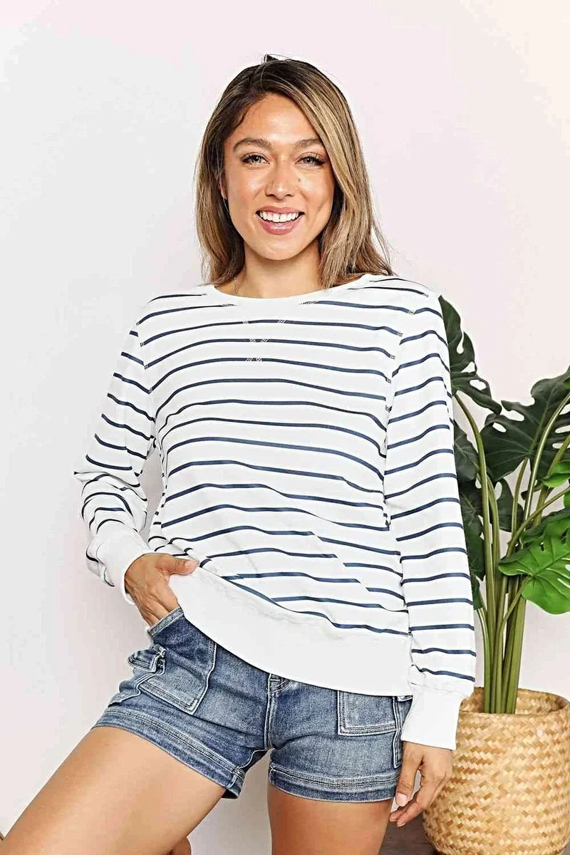 Lyxig randig skjorta med rund hals - elegant långärmad topp för tidlös stil