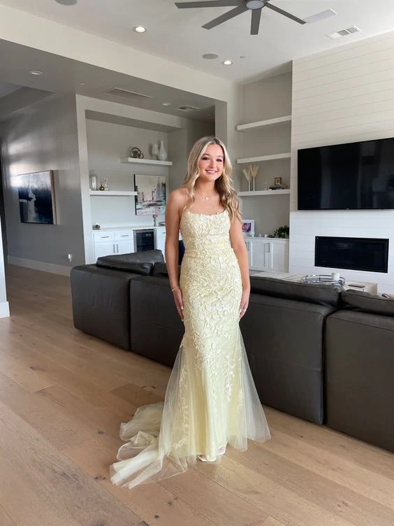Elegant gul rygglös spetsbalklänning
