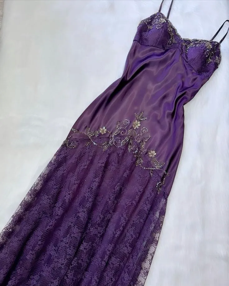 Vintage lila aftonklänning med eleganta blomdetaljer