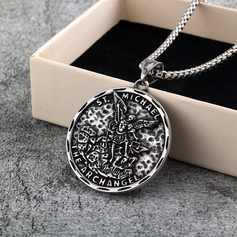 Herrhalsband med ängelbokstäver och hänge