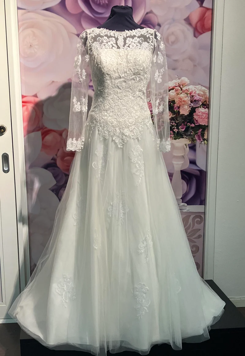 Brudklänning Sweetheart 11038 med ärmar second hand / återbruk