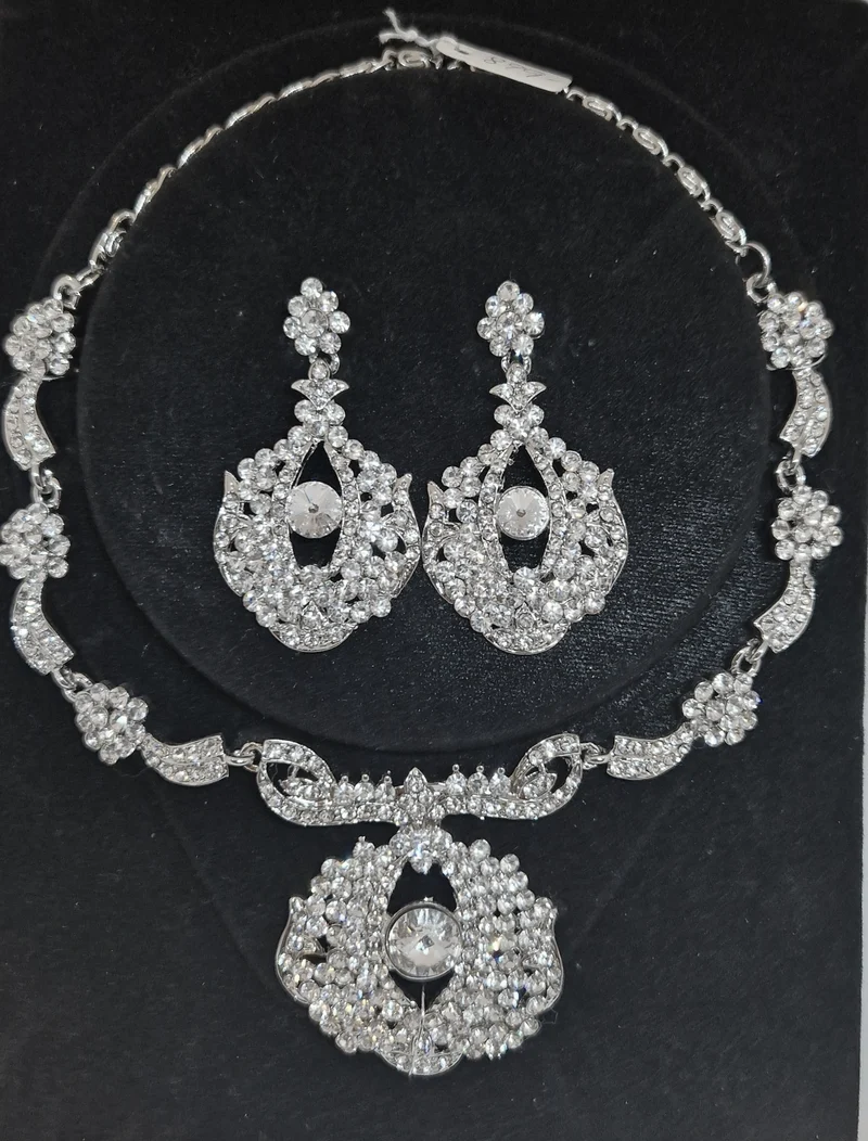 Strasshalsband med örhänge set
